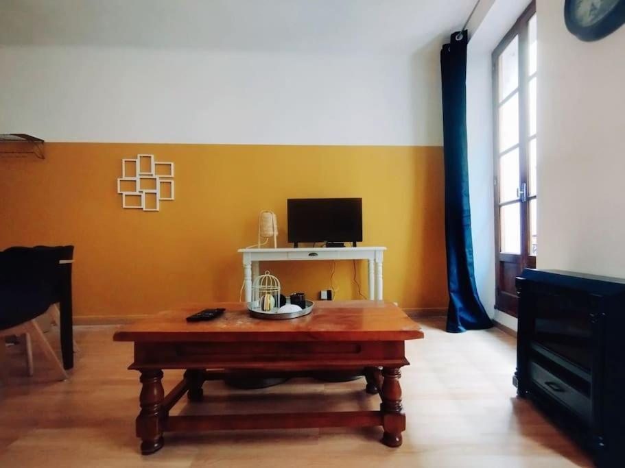 Appartement En Plein Centre. Carpentras Bagian luar foto