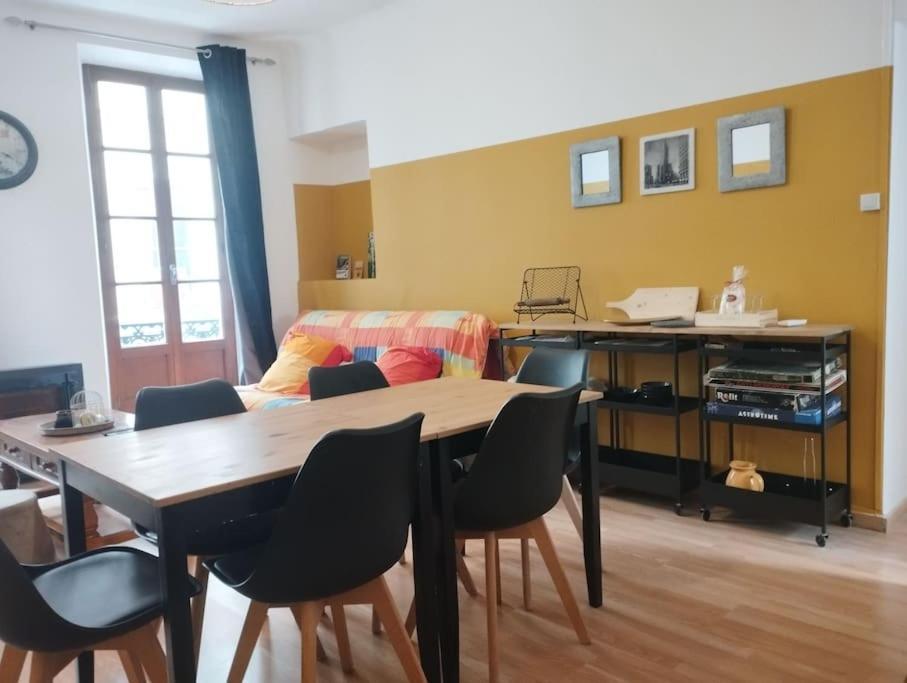 Appartement En Plein Centre. Carpentras Bagian luar foto